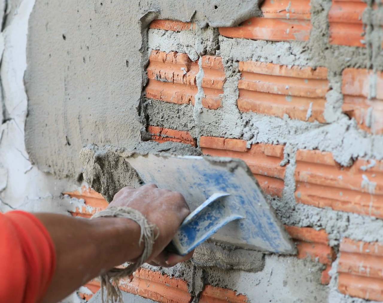 videoblocks-non-identify-construction-workers-plastering-brick-wall-using-cement-at-construction-site_ri9ikpfyb_thumbnail-full01